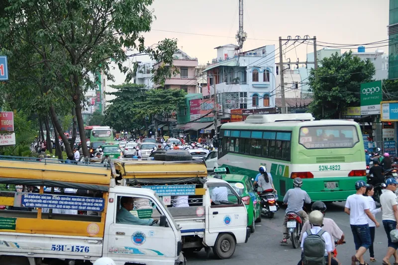 Người ở Sài Gòn tay xách nách mang về quê ăn Tết ảnh 13